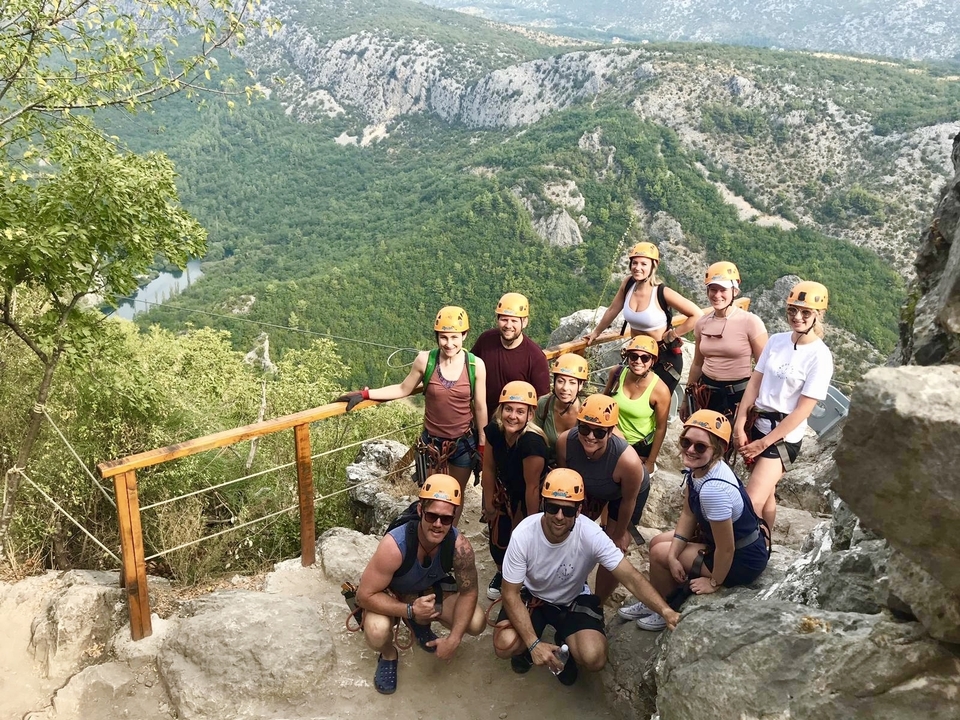 Groupe de personnes avec des casques prêtes pour une aventure en montagne.