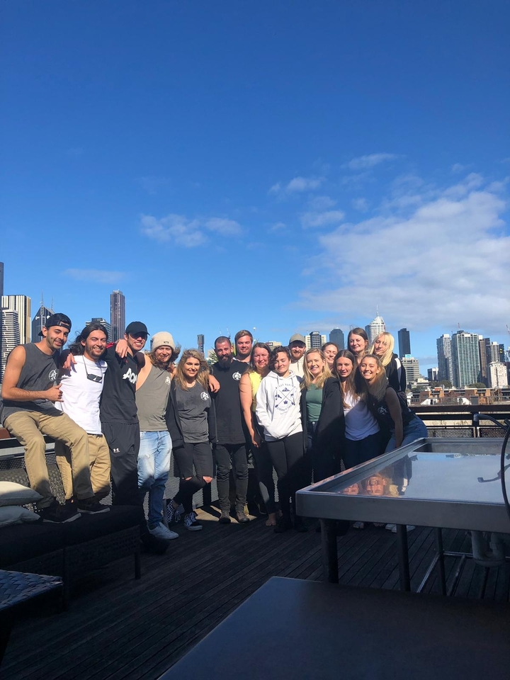 Un groupe de personnes sur un toit avec vue sur la ville et un ciel dégagé.