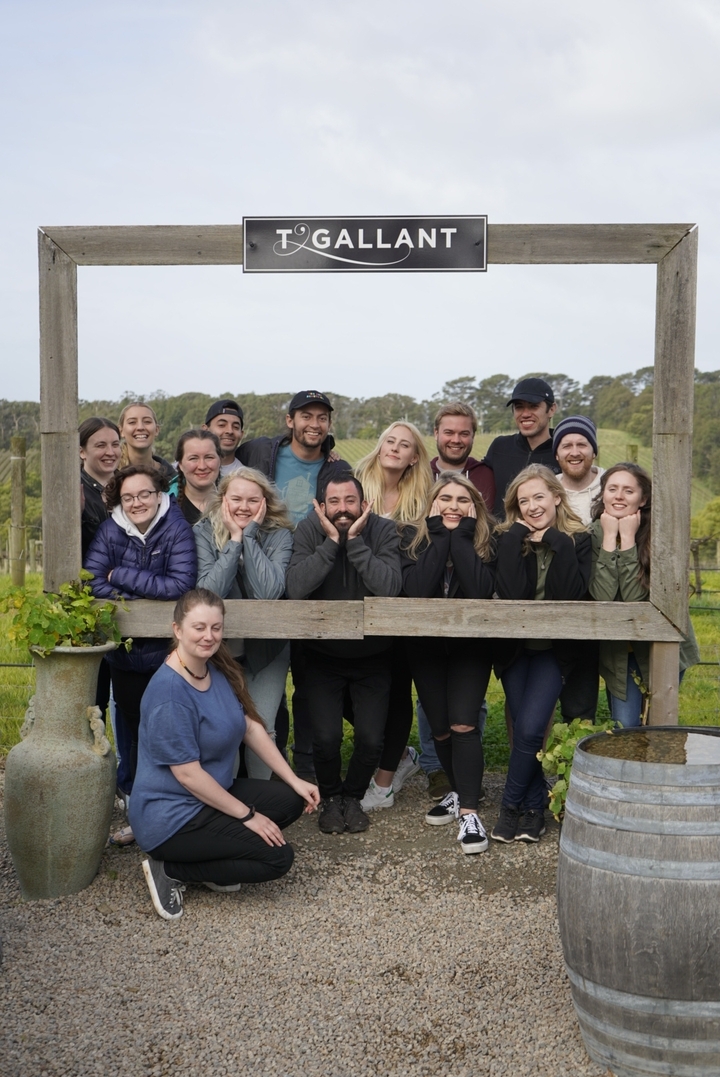 Grand groupe de personnes posant ensemble à l'extérieur.