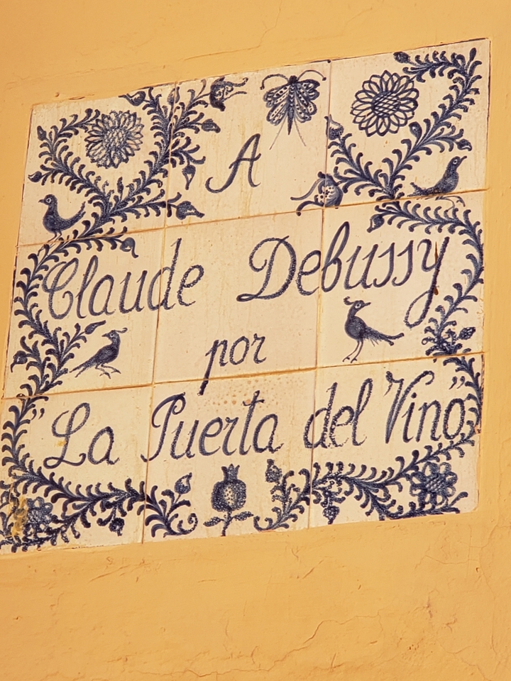 Panneau décoratif avec le texte « Claude Debussy por La Puerta del Vino ».
