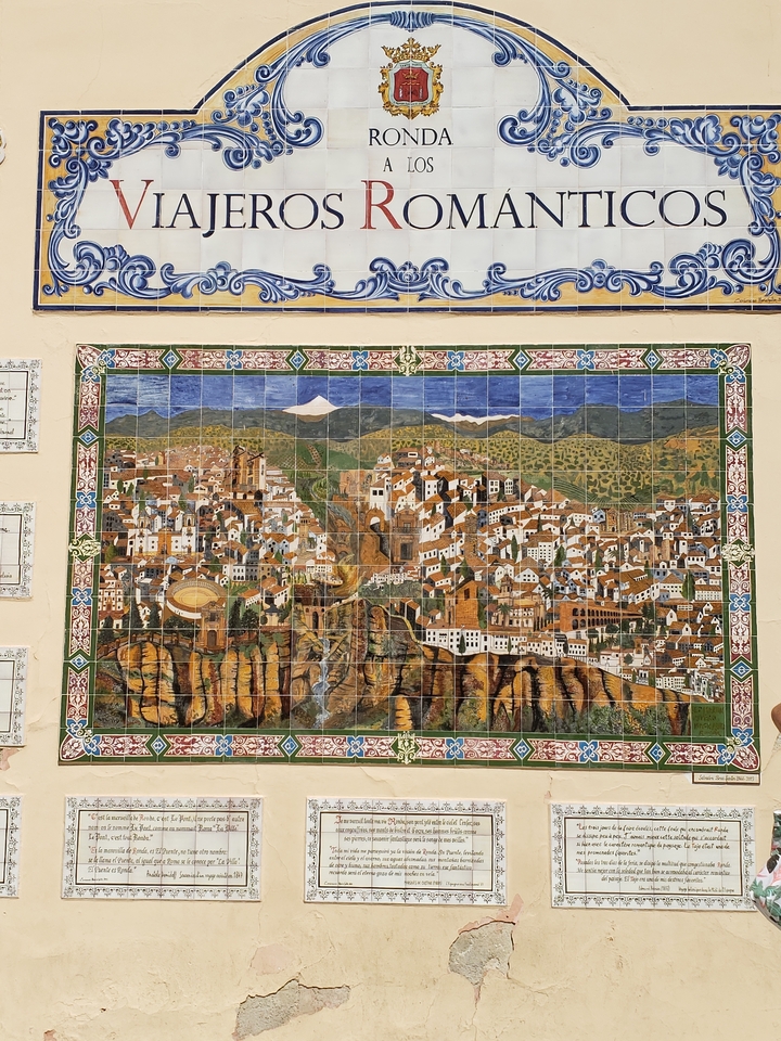 Fresque en céramique détaillée représentant un paysage urbain espagnol.