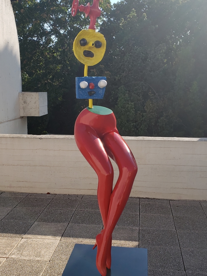 Sculpture abstraite colorée avec un visage bleu.