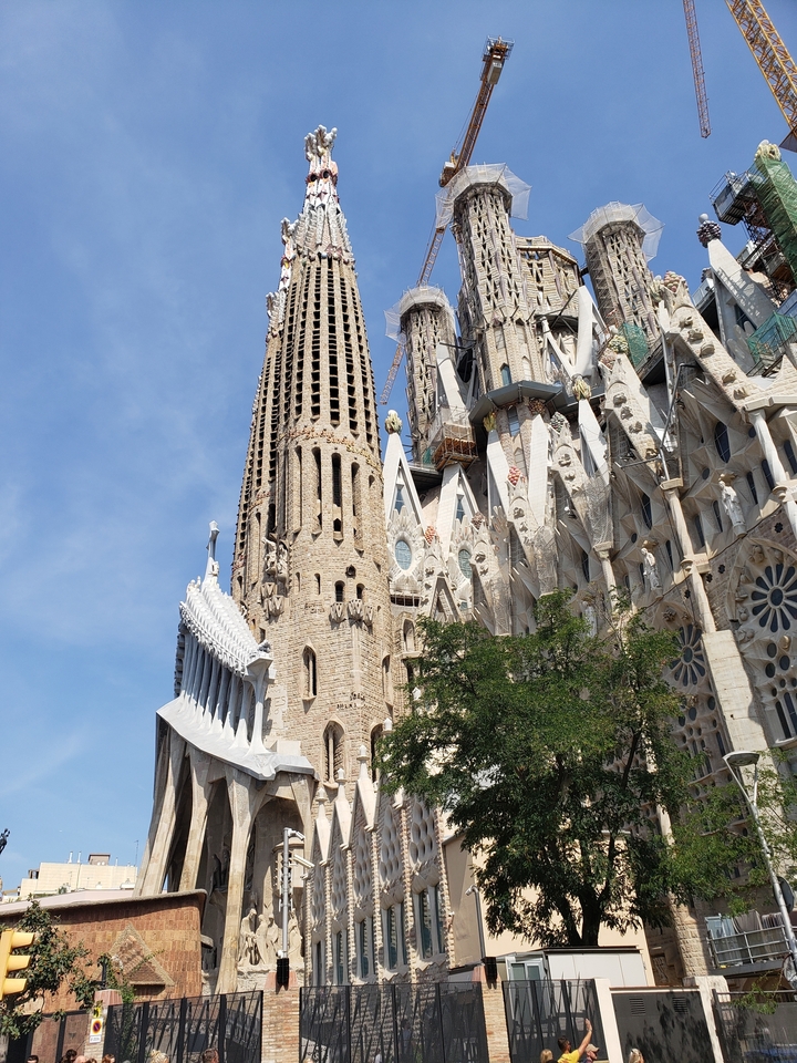 Détail architectural d'une grande cathédrale complexe avec des flèches et des statues.