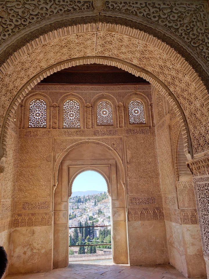 Architecture mauresque élaborée avec des fenêtres en arc.