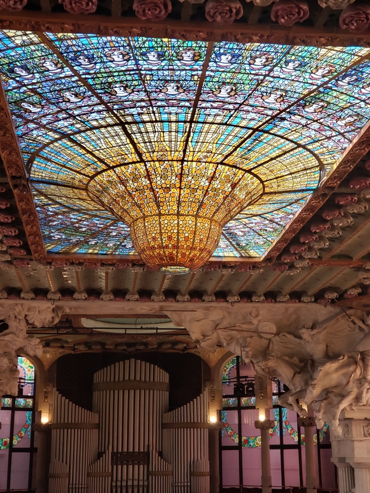 Plafond en vitrail orné avec des motifs colorés.