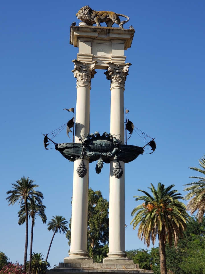 Colonnes décoratives avec un navire et un panneau 'Fernando'.