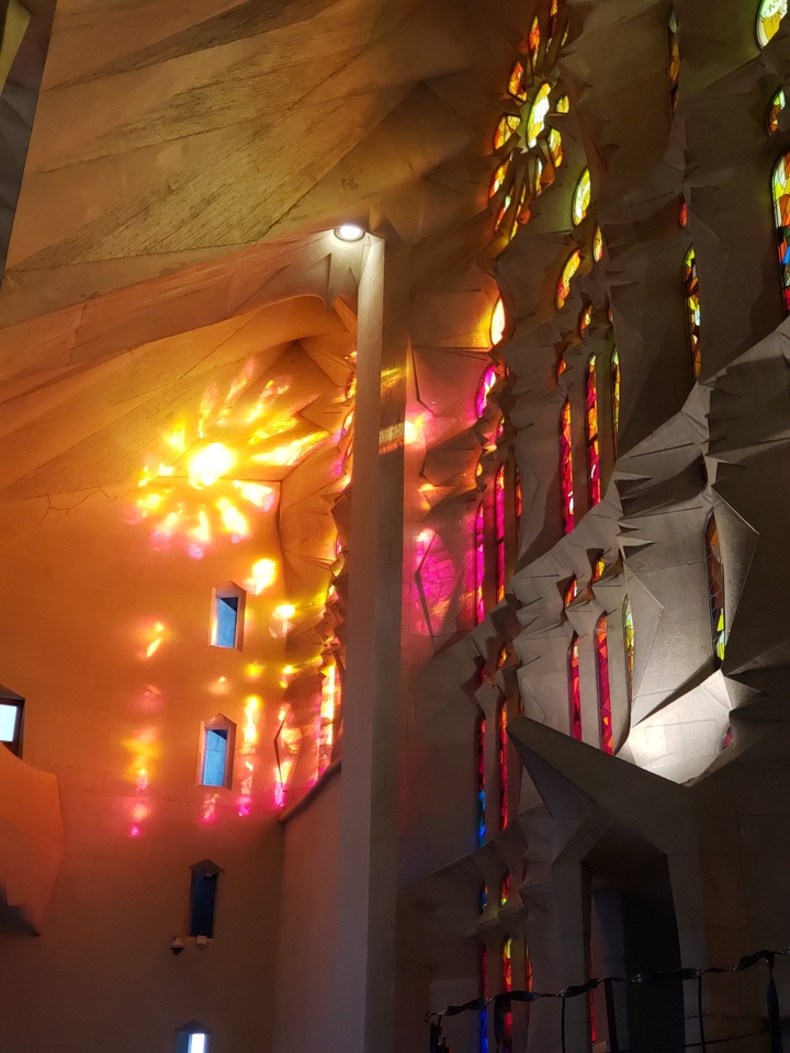 Lumière du soleil colorée filtrant à travers les vitraux à l'intérieur d'une église.
