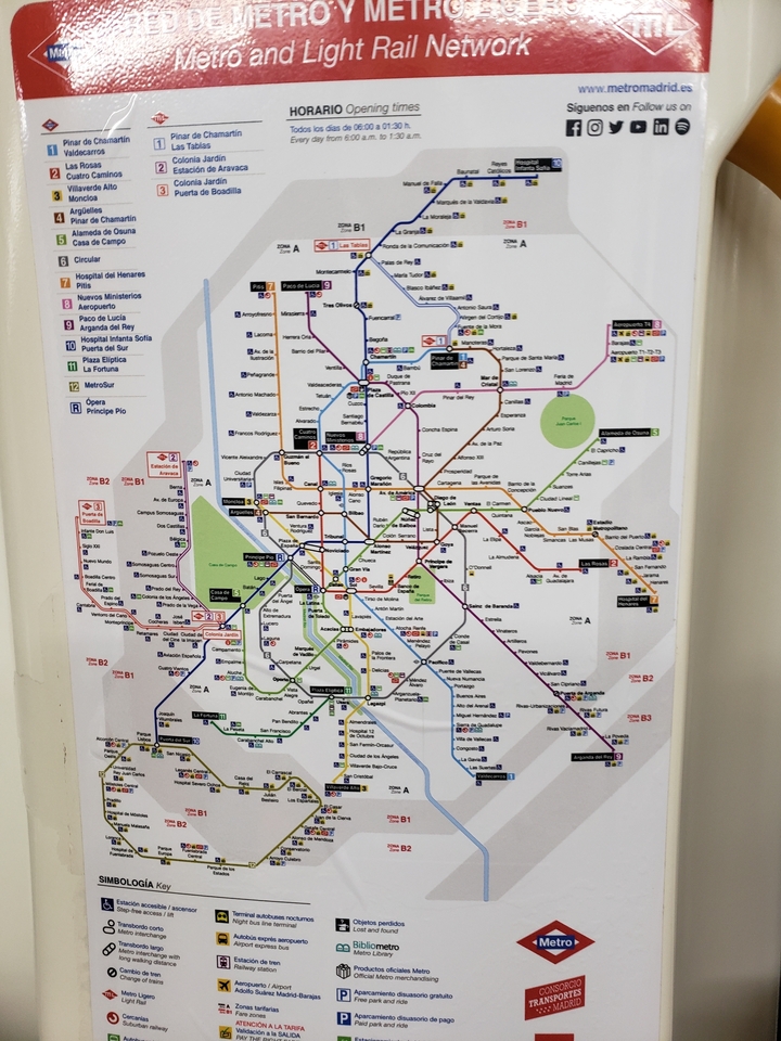 Carte de transport avec diverses lignes et stations.