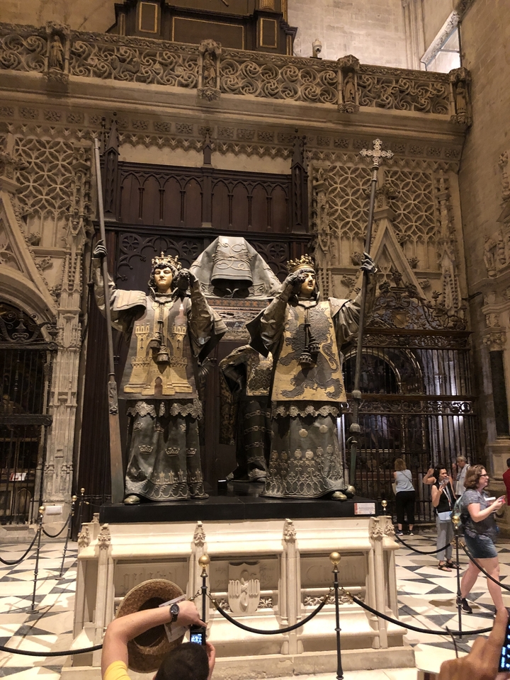 Statues à l'intérieur d'une cathédrale avec des décorations ornementales.