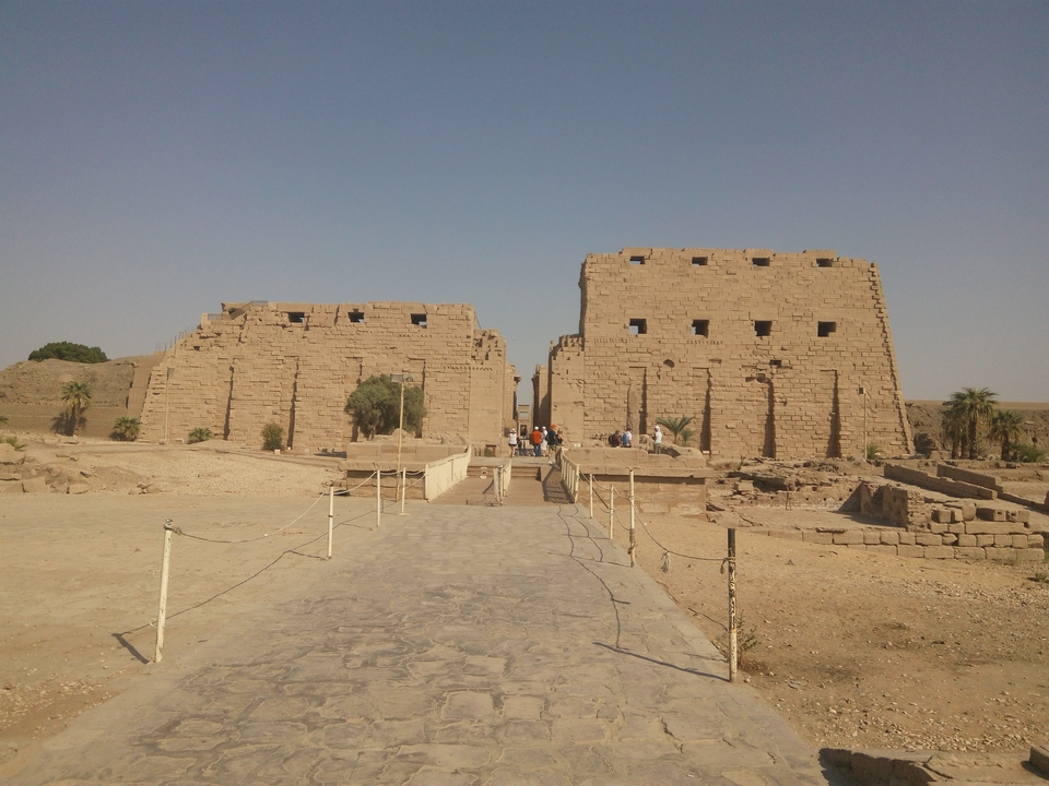 Entrée d'un temple ancien avec des visiteurs.