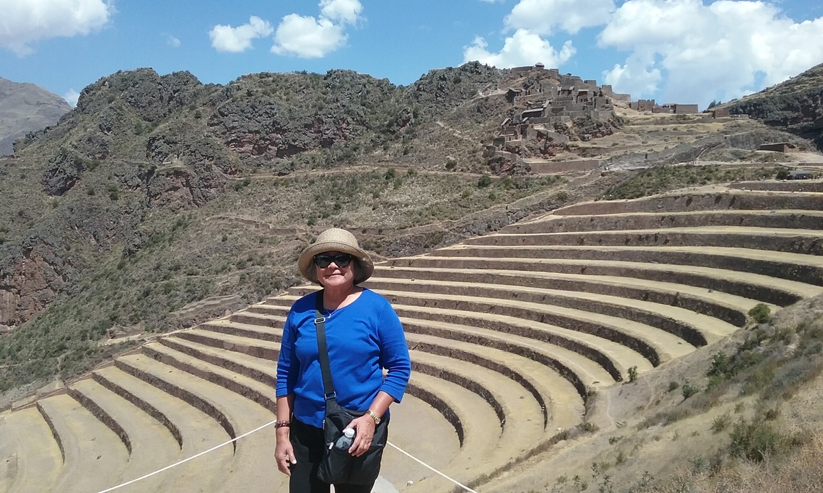 Femme avec paysage en terrasses en arrière-plan.