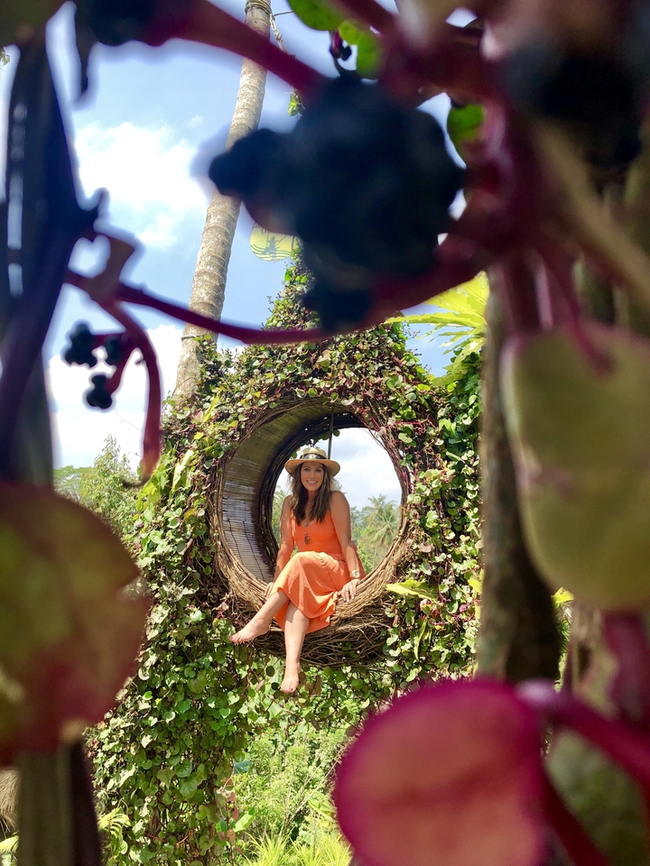 Femme posant dans un cadre naturel décoratif