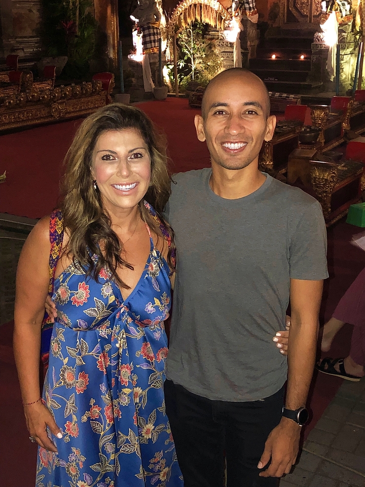 Deux personnes posant joyeusement ensemble