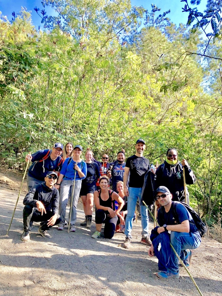 Groupe de personnes posant ensemble pendant une randonnée