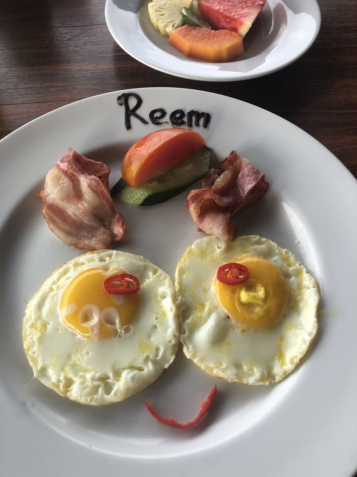 Assiette de petit-déjeuner avec œufs et bacon