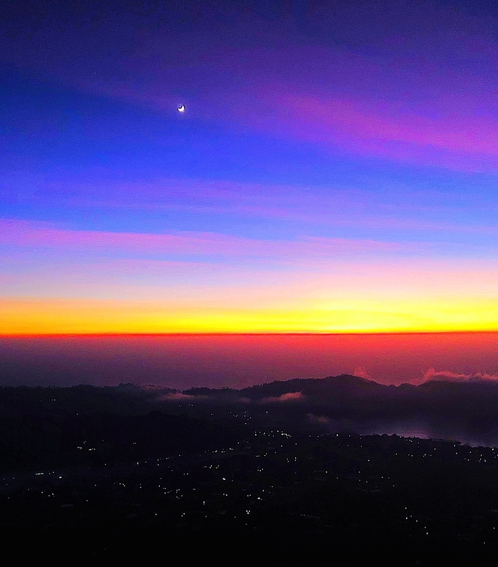 Coucher de soleil coloré sur un paysage de montagne