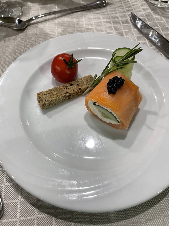Assiette de nourriture avec saumon, caviar et garniture