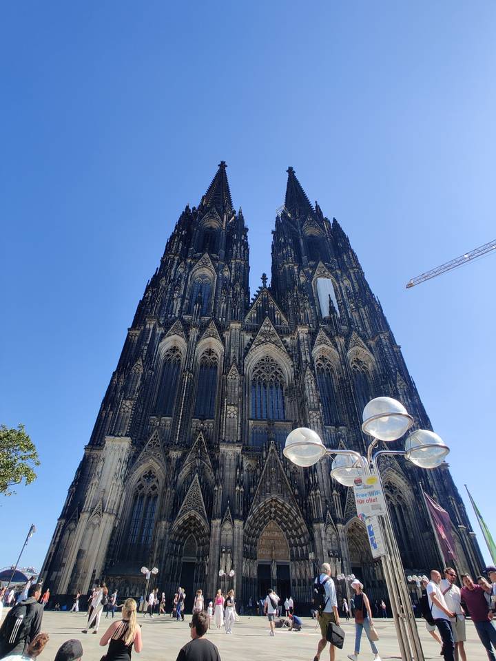 Cathédrale de Cologne avec des gens qui se promènent.