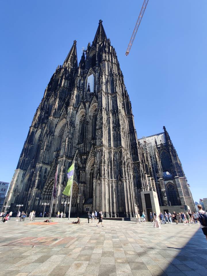 Vue de la cathédrale de Cologne avec des visiteurs.