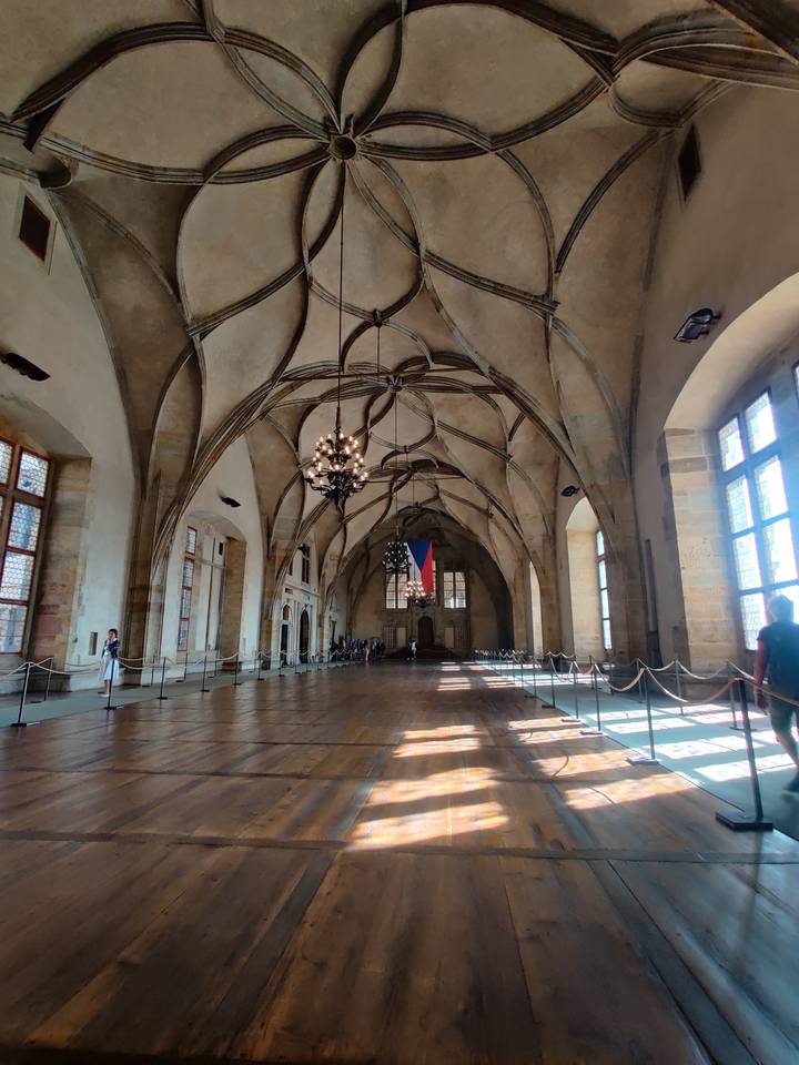 Plafond intérieur orné avec le drapeau tchèque visible.