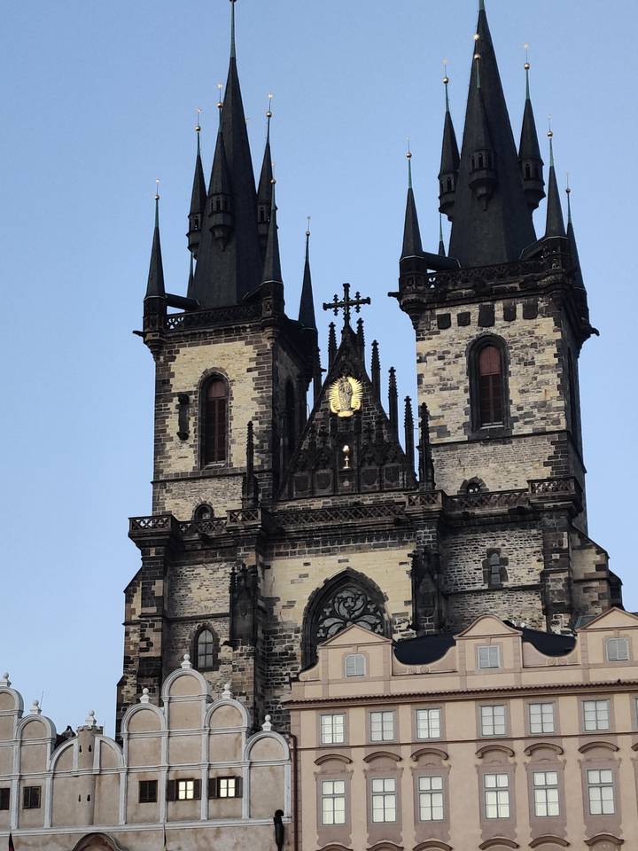 Façade d'édifice gothique avec flèches.