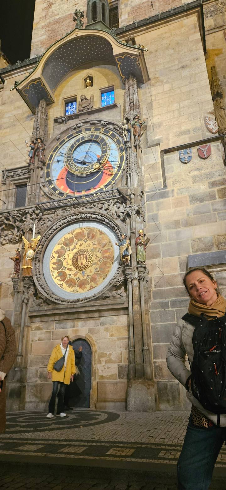 Horloge astronomique Orloj inclinée avec deux personnes visibles.
