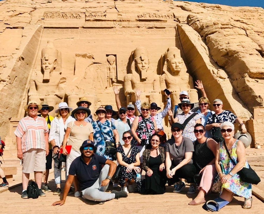 Groupe devant les temples d'Abou Simbel.