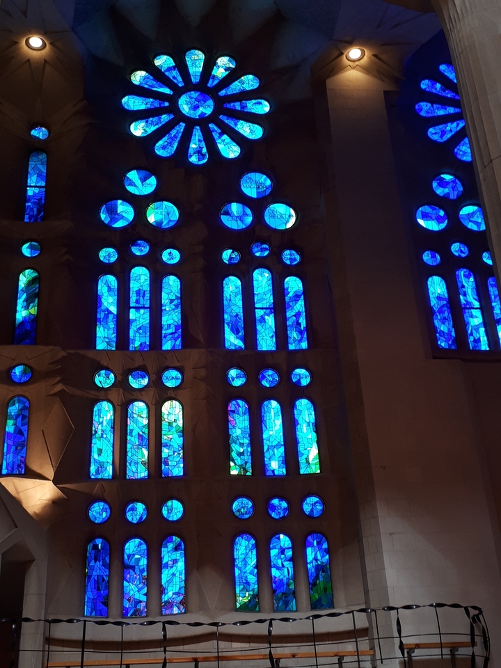 Vitraux bleus au design complexe.