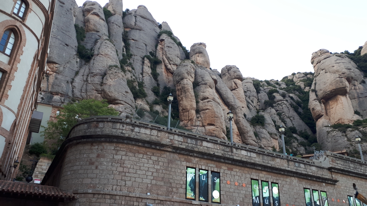 Paysage de montagne rocheuse avec une structure en pierre au premier plan.