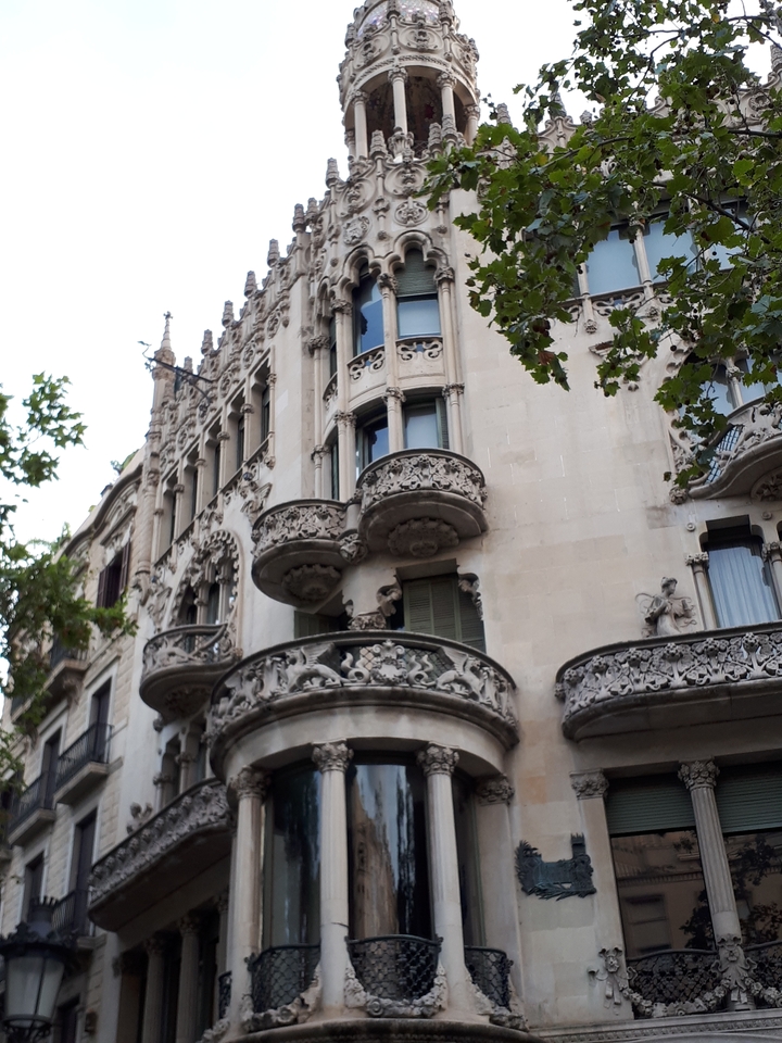 Façade d'immeuble ornée avec balcons décoratifs.