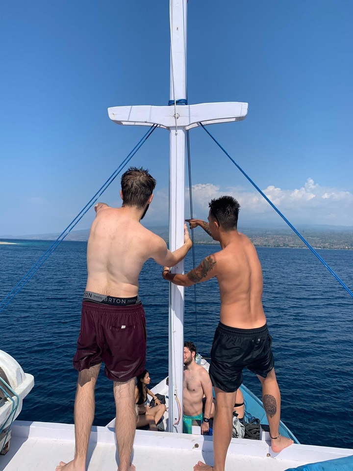 Deux personnes sur un bateau regardant vers la mer.