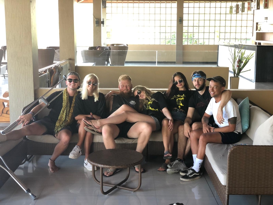 Groupe de personnes assises sur un canapé.