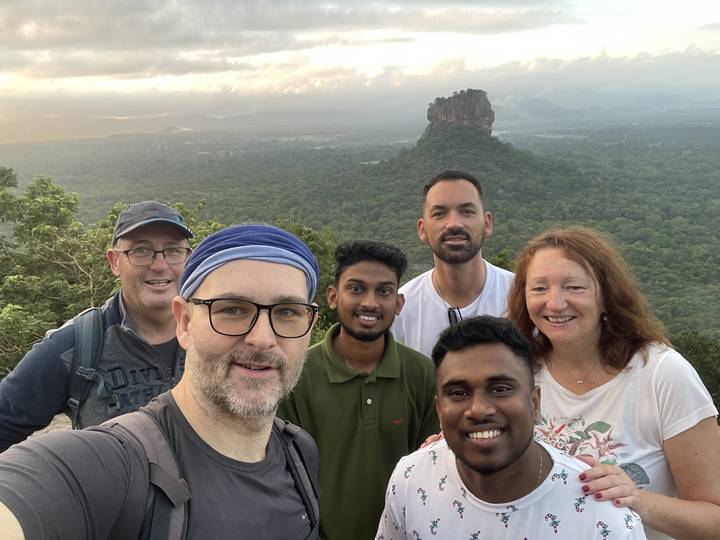 Un groupe de personnes posant ensemble dans un cadre verdoyant luxuriant.