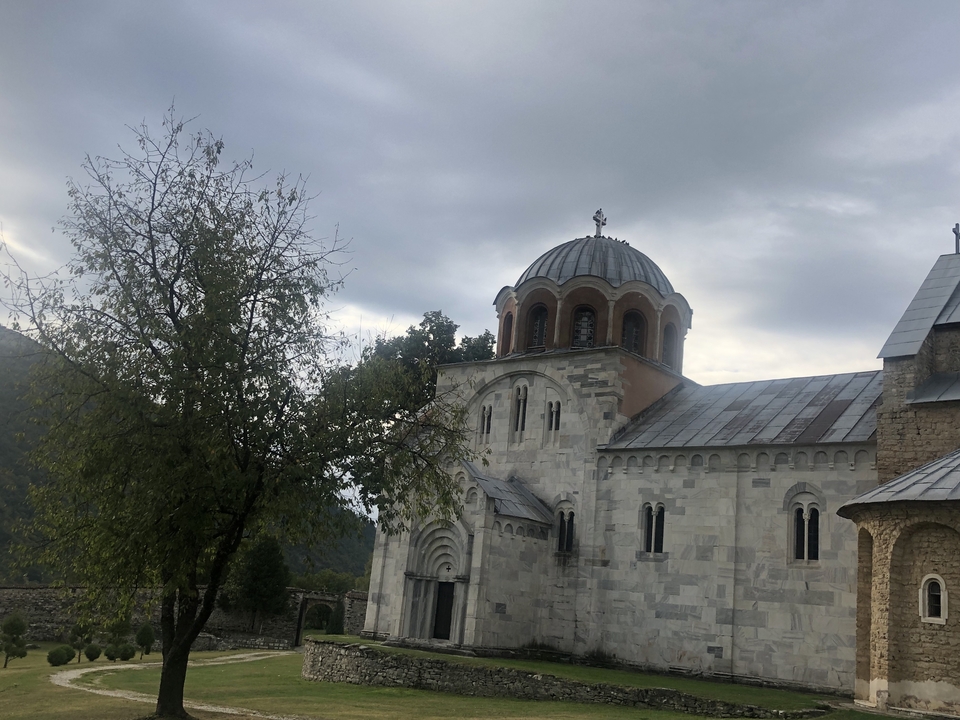 Bâtiment en pierre avec un dôme sous un ciel nuageux.