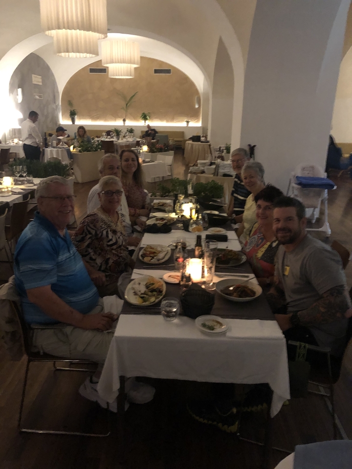 Groupe de personnes dînant dans un restaurant faiblement éclairé.