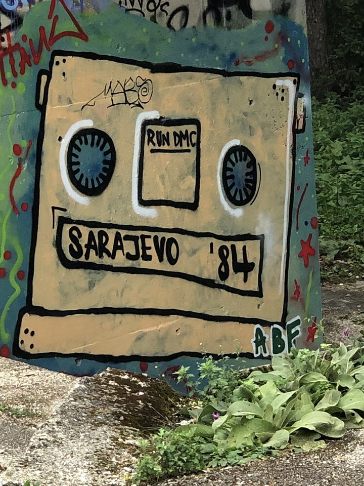 Mur de graffitis avec le texte « Sarajevo '84 ».
