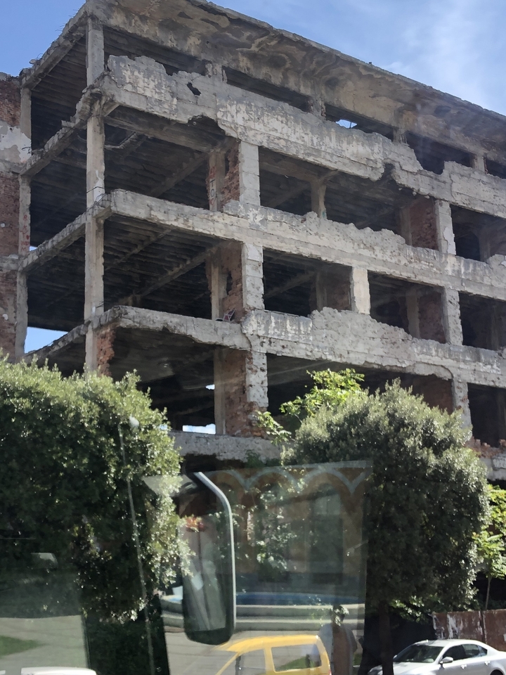 Bâtiment abandonné, partiellement détruit.