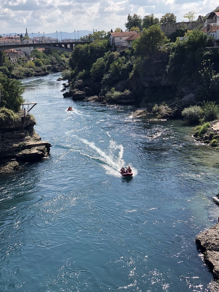 Des gens dans des bateaux gonflables sur une rivière.