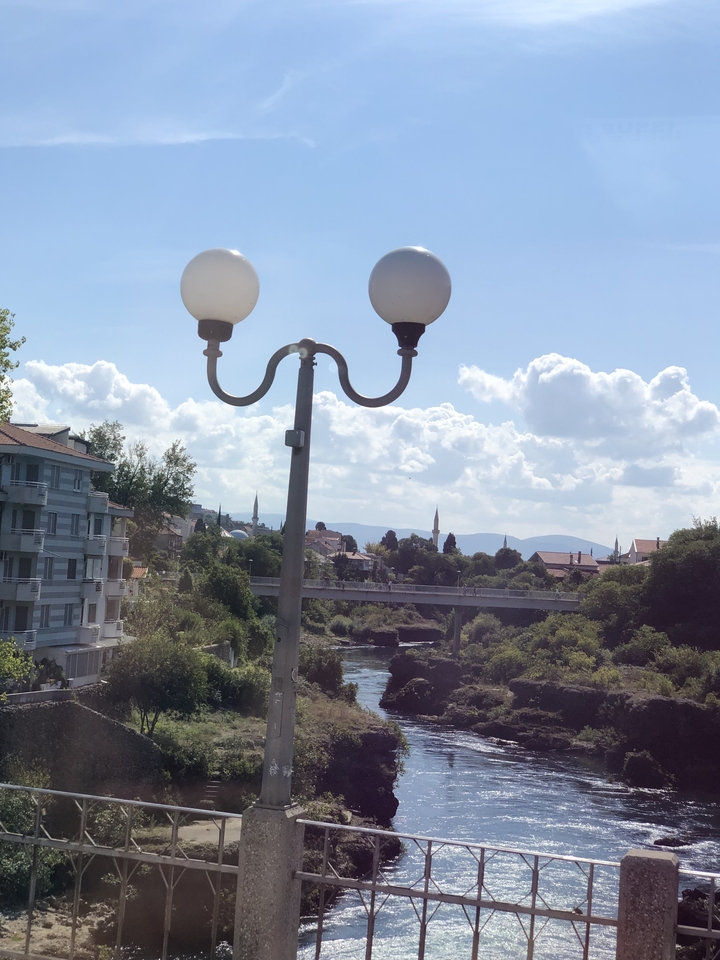 Paysage urbain avec un pont et une mosquée en arrière-plan.