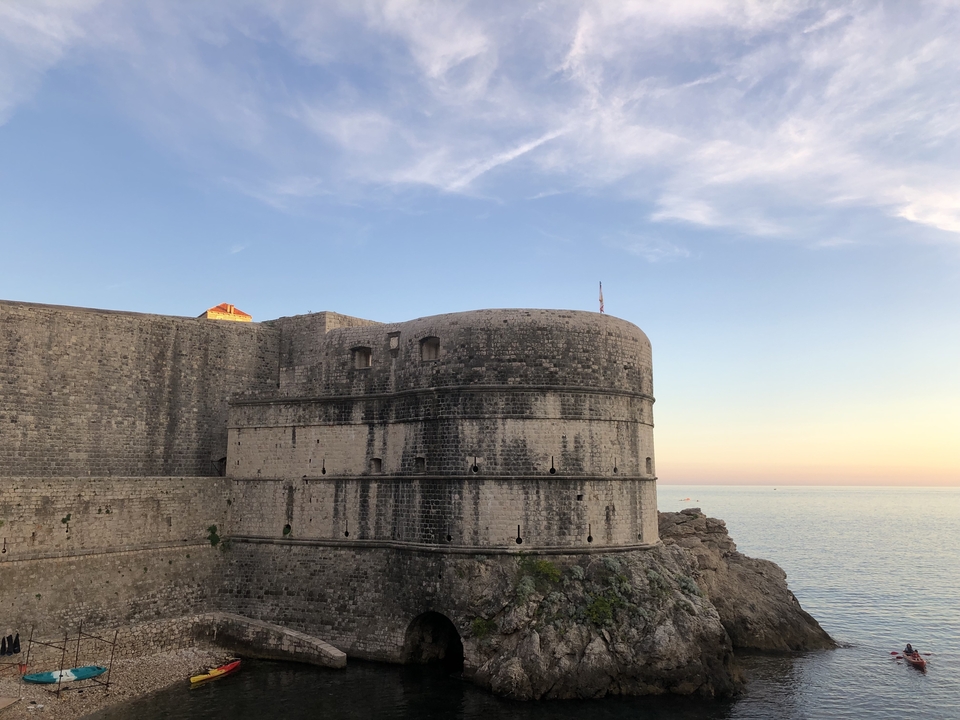 Forteresse historique sur la côte au coucher du soleil.