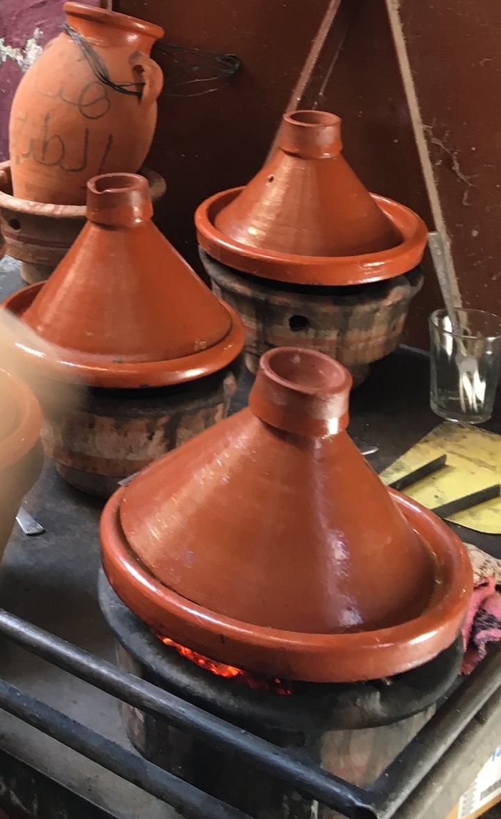 Gros plan de plats à tajine marocains traditionnels.