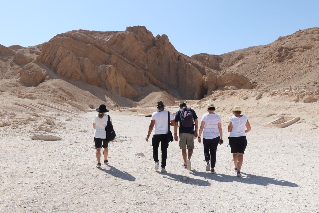 Des gens qui marchent à travers un paysage désertique.