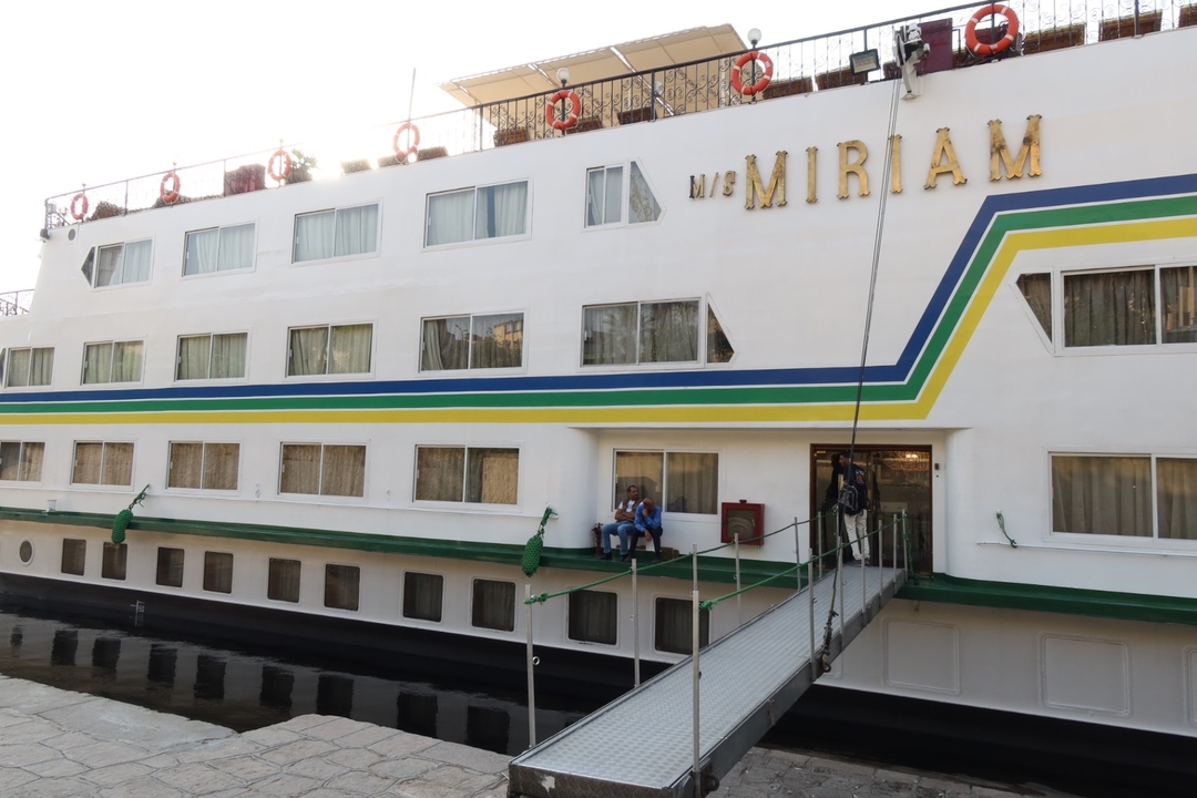 Des gens embarquent à bord d'un navire de croisière nommé M/S Miriam.