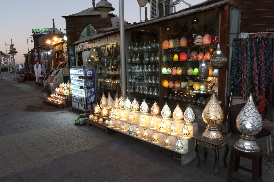 Magasin vendant des lampes ornées avec des présentoirs colorés.