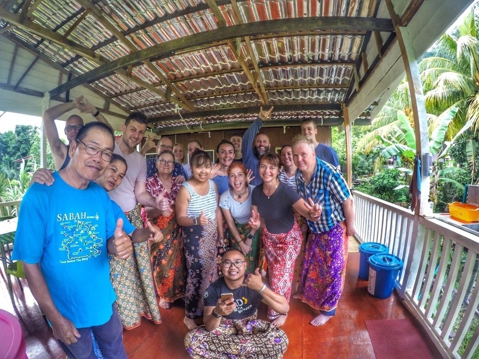 Photo de groupe de personnes dans un espace couvert, montrant diverses expressions.