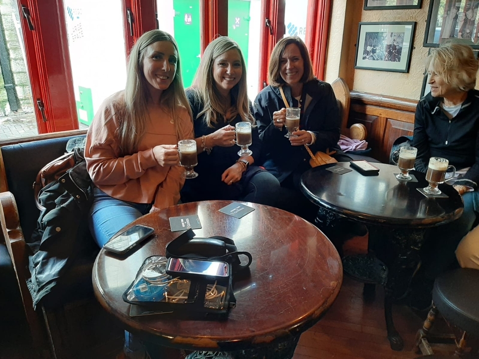 Un groupe de femmes qui profitent de boissons dans un pub.