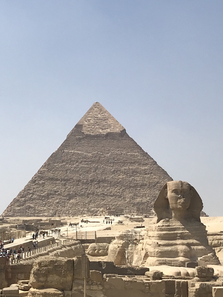 Grande Pyramide avec le Sphinx partiellement visible à sa base.