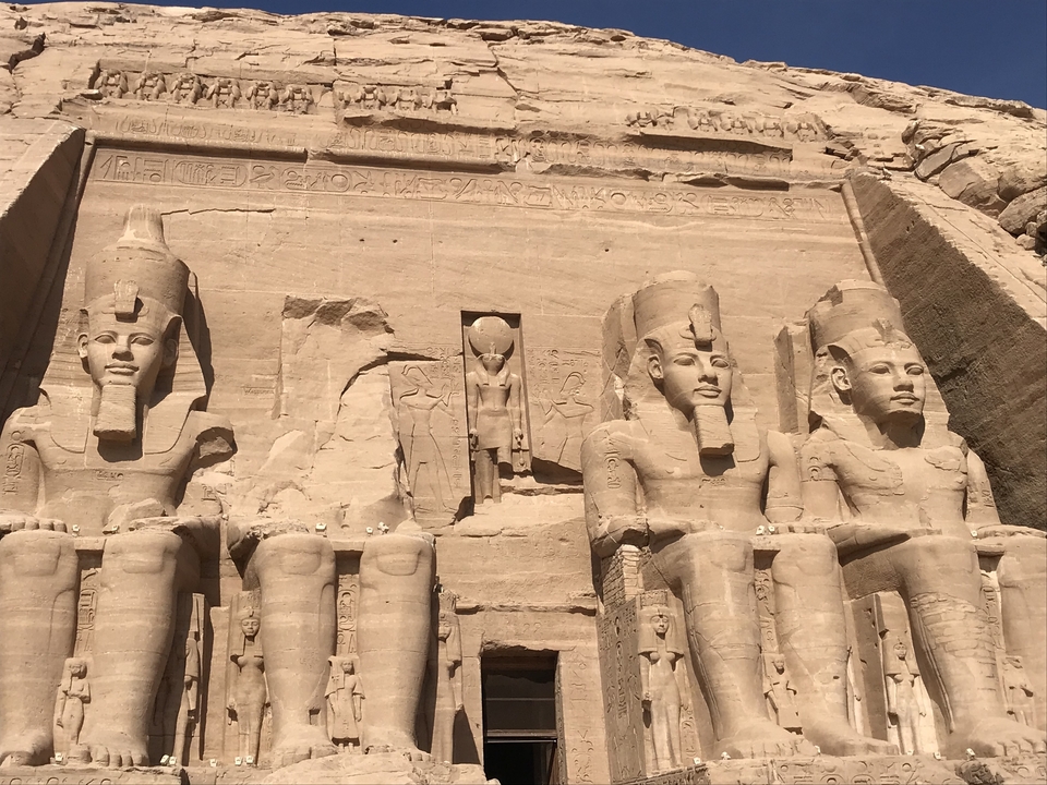 La façade d'Abou Simbel avec de grandes statues et des sculptures détaillées.