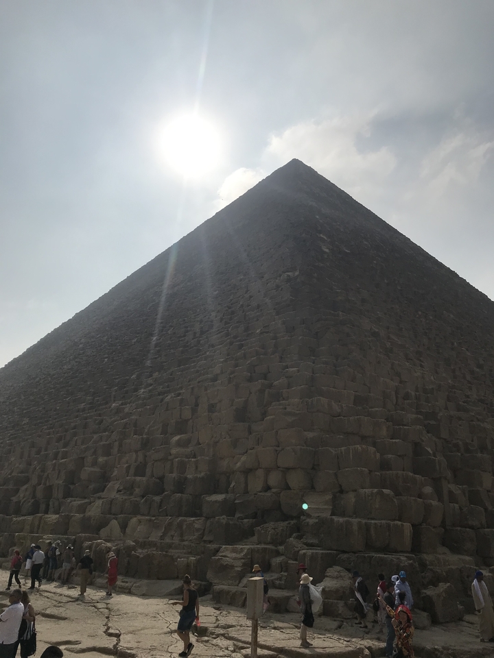 Vue rapprochée des blocs de pierre anciens d'une pyramide avec la lumière du soleil qui filtre à travers.