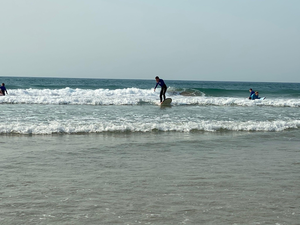 Surfeur chevauchant une vague dans l'océan.